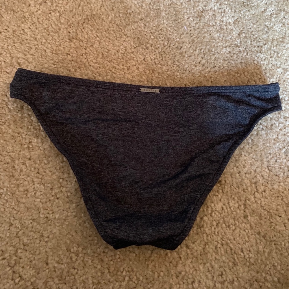 Athletic bikini bottoms